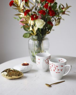 Pár nových kousků originálního porcelánu. Nedalo mi to a přidala jsem červené jmelí a také puntíky, nepravidelně...